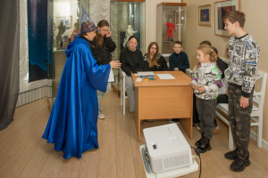 «Путешествие к звездам». В «Тарханах» завершает работу выставка о космосе