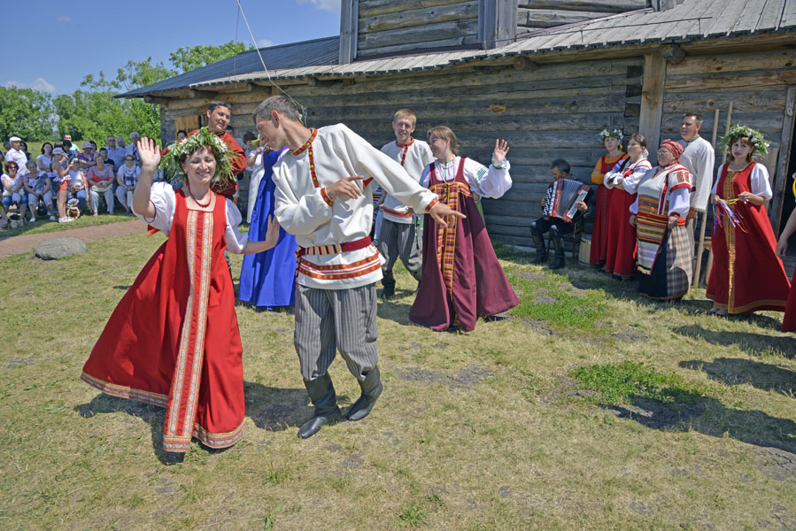 Народные гуляния на Троицу в "Тарханах"