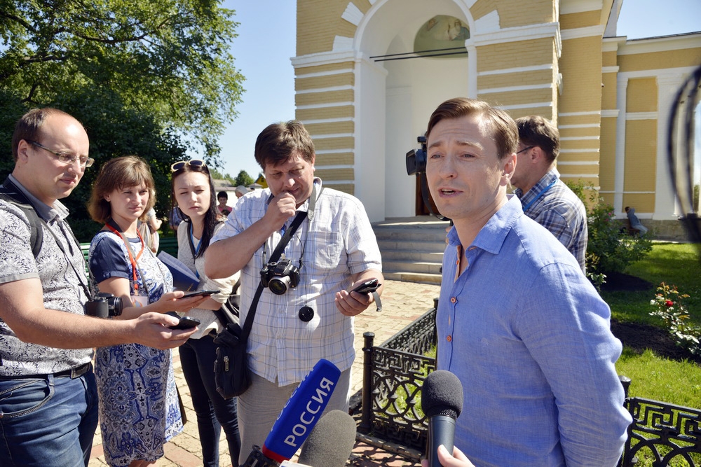 Возложение цветов на могилу М.Ю. Лермонтова