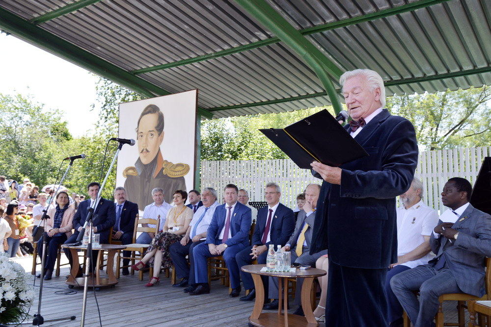 А.Е. Ливанов, ведущий праздничного концерта в Зеленом театре. 5 июля 2014 года