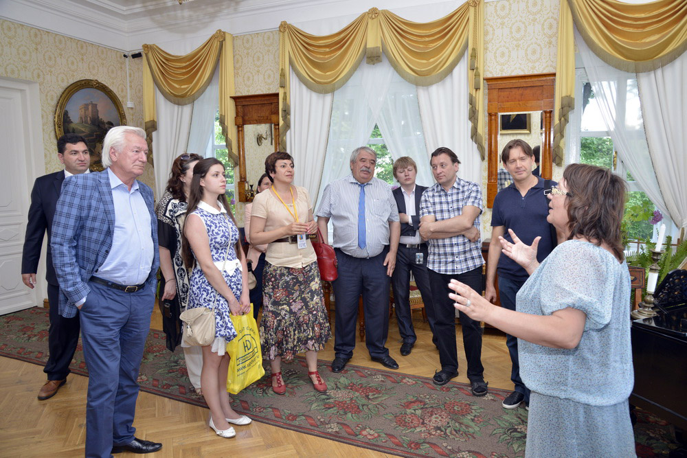 Экскурсия по усадьбе для гостей праздника. Барский дом