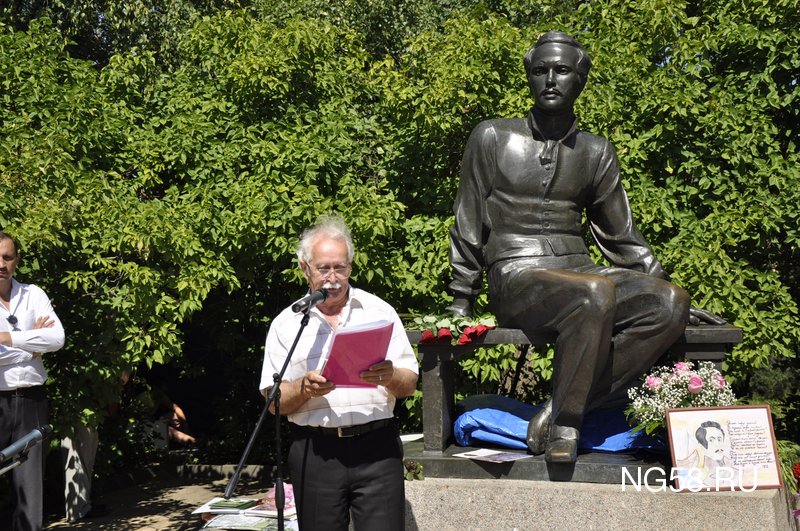 Чтение произведений М.Ю. Лермонтова у памятника поэту