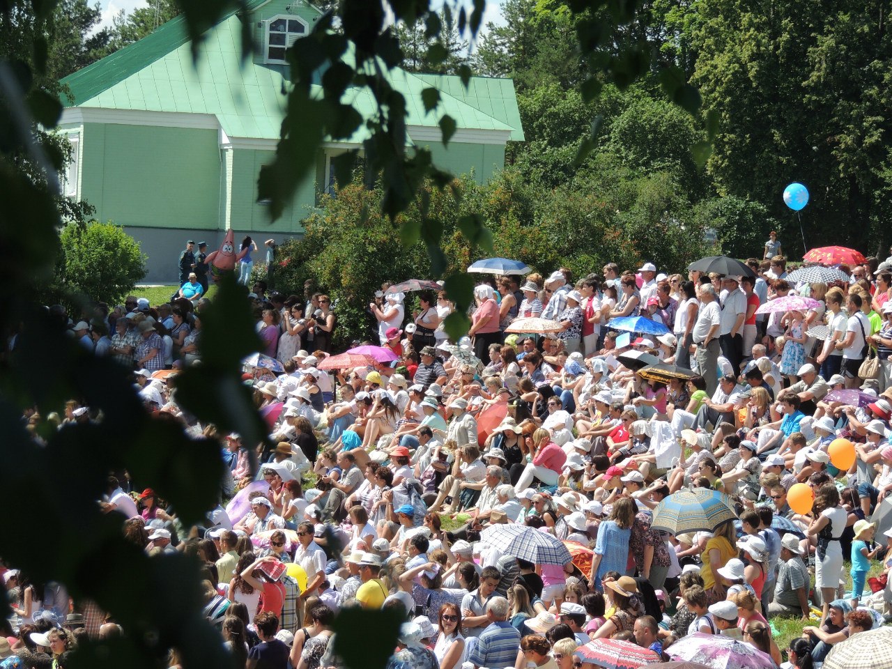 Зрители 43 Лермонтовского праздника в "Тарханах"