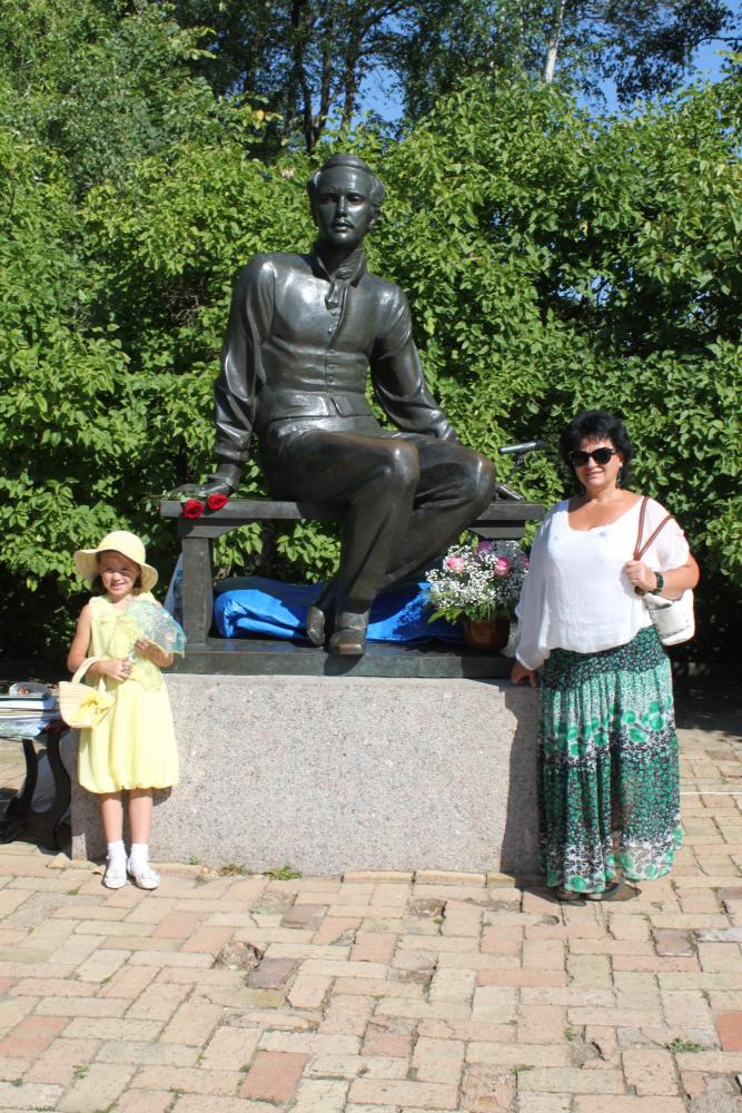Гости праздника у памятника М.Ю. Лермонтову. Фотография Павленко Кристины