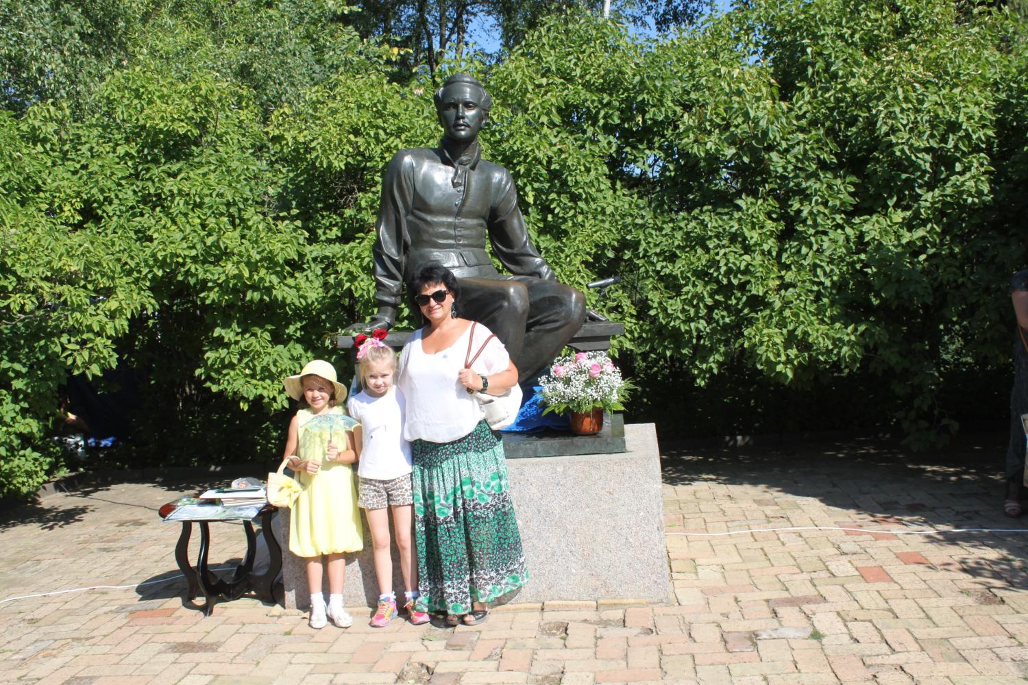 Гости праздника у памятника М.Ю. Лермонтову. Фотография Павленко Кристины