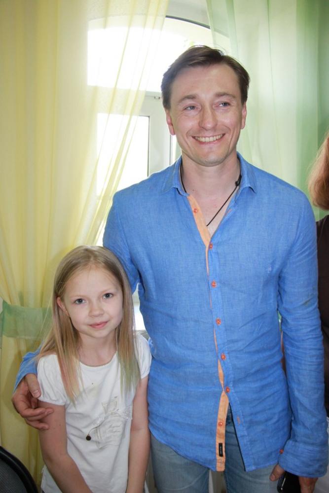 Победительница конкурса Лиза Перминова (г. Ижевск) и актер Сергей Безруков. Фотография Ольги Перминовой