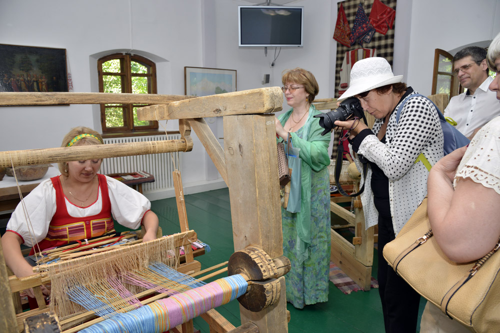 Гости праздника на экскурсии по усадьбе, людская