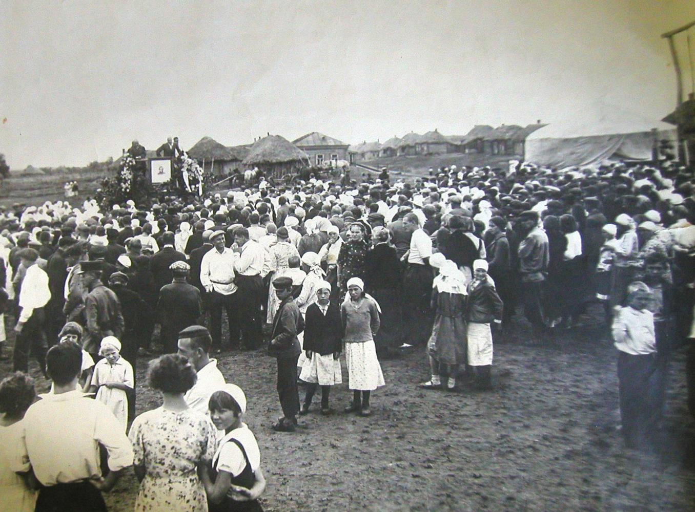 Митинг у церкви Михаила Архистратига, на котором присутствовало 5 тысяч человек. 30 июля 1939 года
