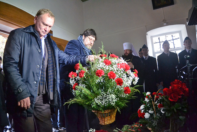 Возложение цветов на могилу поэта