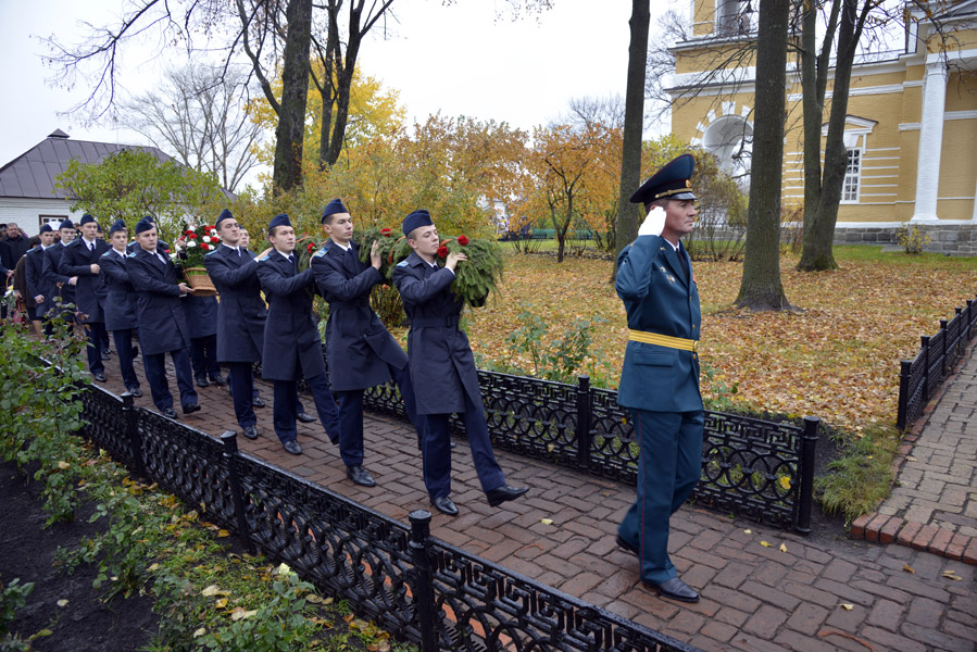 Гирлянда памяти великому поэту от кадетов Оренбурга. Снимок В.И. Иващенко