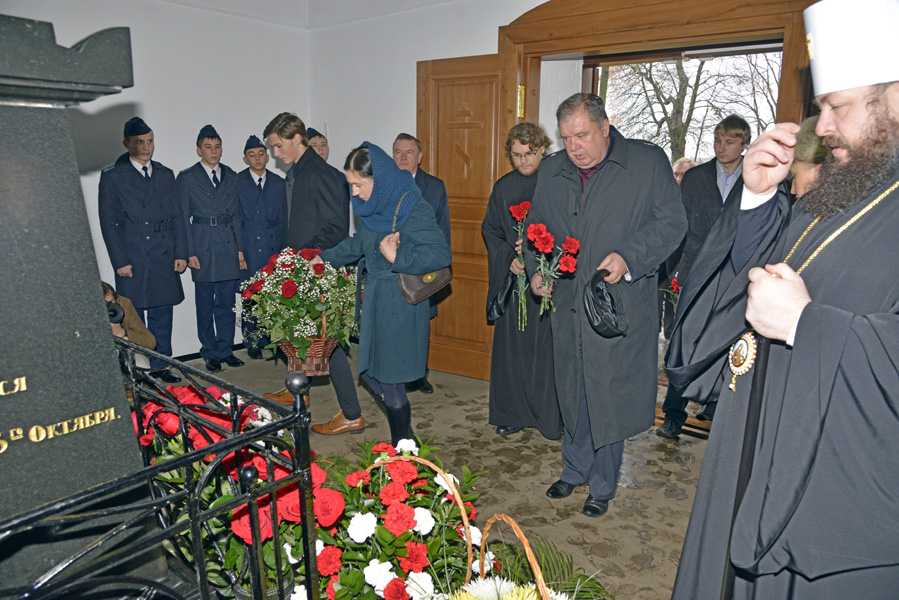 Цветы поэту от гостей праздника. Снимок В.И. Иващенко
