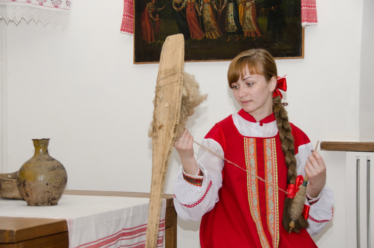 За прялкой в людской избе