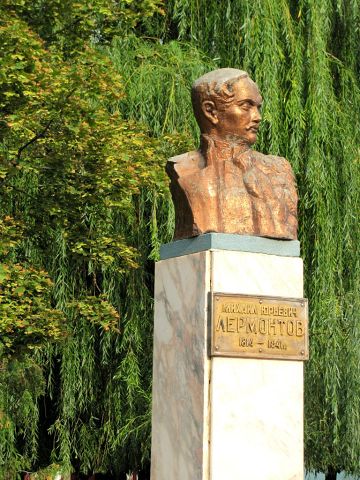 Скульптор М. Д. Рындзюнская. Памятник М.Ю. Лермонтову в г. Тамбове. Установлен в 1941 г. на улице Лермонтовской