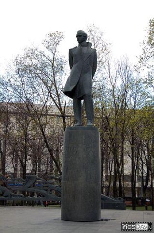 Памятник М.Ю. Лермонтову. Москва, площадь Красные Ворота