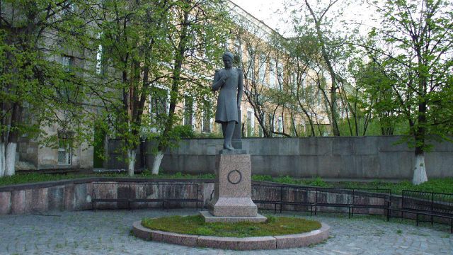 Скульптор В. Г. Стамов, архитектор В. В. Попов. Памятник Лермонтову около Лермонтовской библиотеки в г. Пенза. Открыт в августе 1978 г.