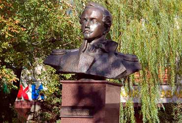 Бюст Михаилу Лермонтову в Ростове-на-Дону. 17 сентября 2007 г. Установлен на пересечении улицы Лермонтовской и проспекта Ворошиловского