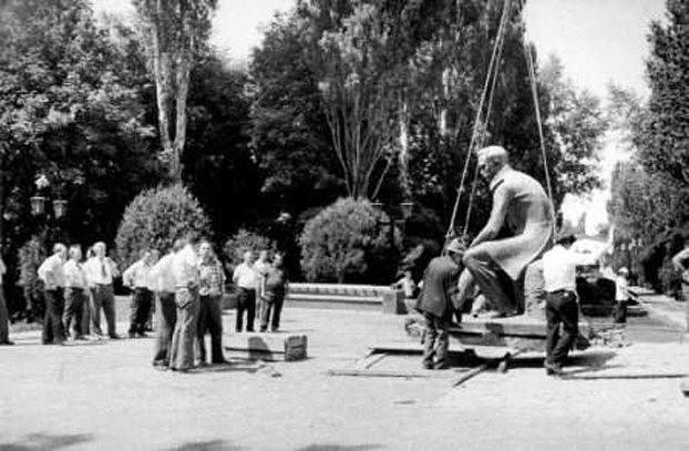 Памятник сооружен в 1981 году, к 140-летию гибели Михаила Юрьевича Лермонтова. Авторы - скульптор О. Комов, архитекторы Н. Ковальчук и Ю. Пьянков
