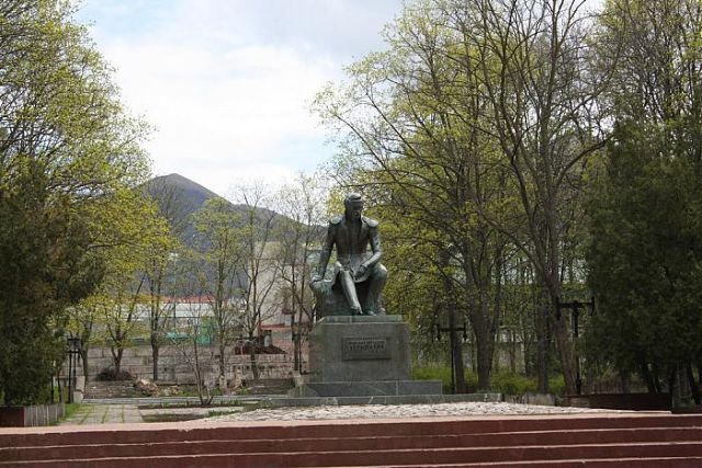 Памятник сооружен в 1981 году, к 140-летию гибели Михаила Юрьевича Лермонтова. Авторы - скульптор О. Комов, архитекторы Н. Ковальчук и Ю. Пьянков