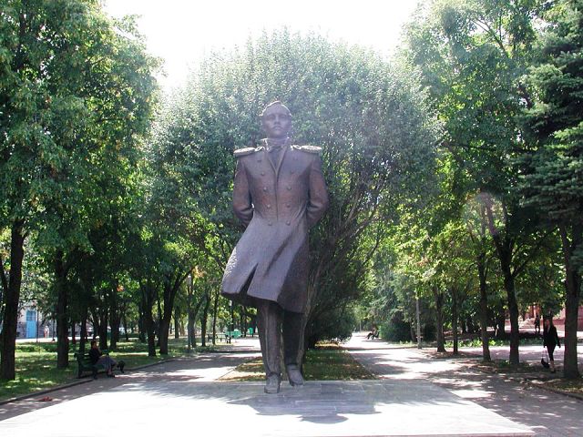 Памятник М. Ю. Лермонтову (бронза, гранит). В этом памятнике Санжаров выступил как скульптор и архитектор (г. Ставрополь, 1994)