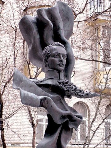 Скульптор А. Бурганов. Памятник Михаилу Лермонтову в сквере на Новом Арбате. ул. Малая Молчановка. Установлен в 1994 году в сквере на Новом Арбате недалеко от дома-музея М. Ю. Лермонтова, в котором поэт жил с 1830-1832 гг.