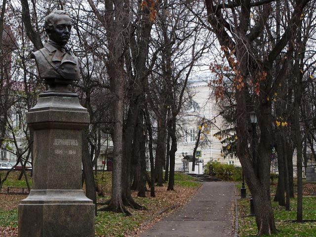 Скульптор А. Бурганов. Памятник Михаилу Лермонтову в сквере на Новом Арбате. ул. Малая Молчановка. Установлен в 1994 году в сквере на Новом Арбате недалеко от дома-музея М. Ю. Лермонтова, в котором поэт жил с 1830-1832 гг.