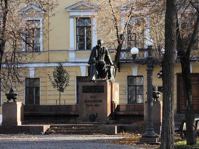 Автор проекта академик Б.М. Микешин. Памятник перед зданием Николаевского кавалерийского училища. 1916