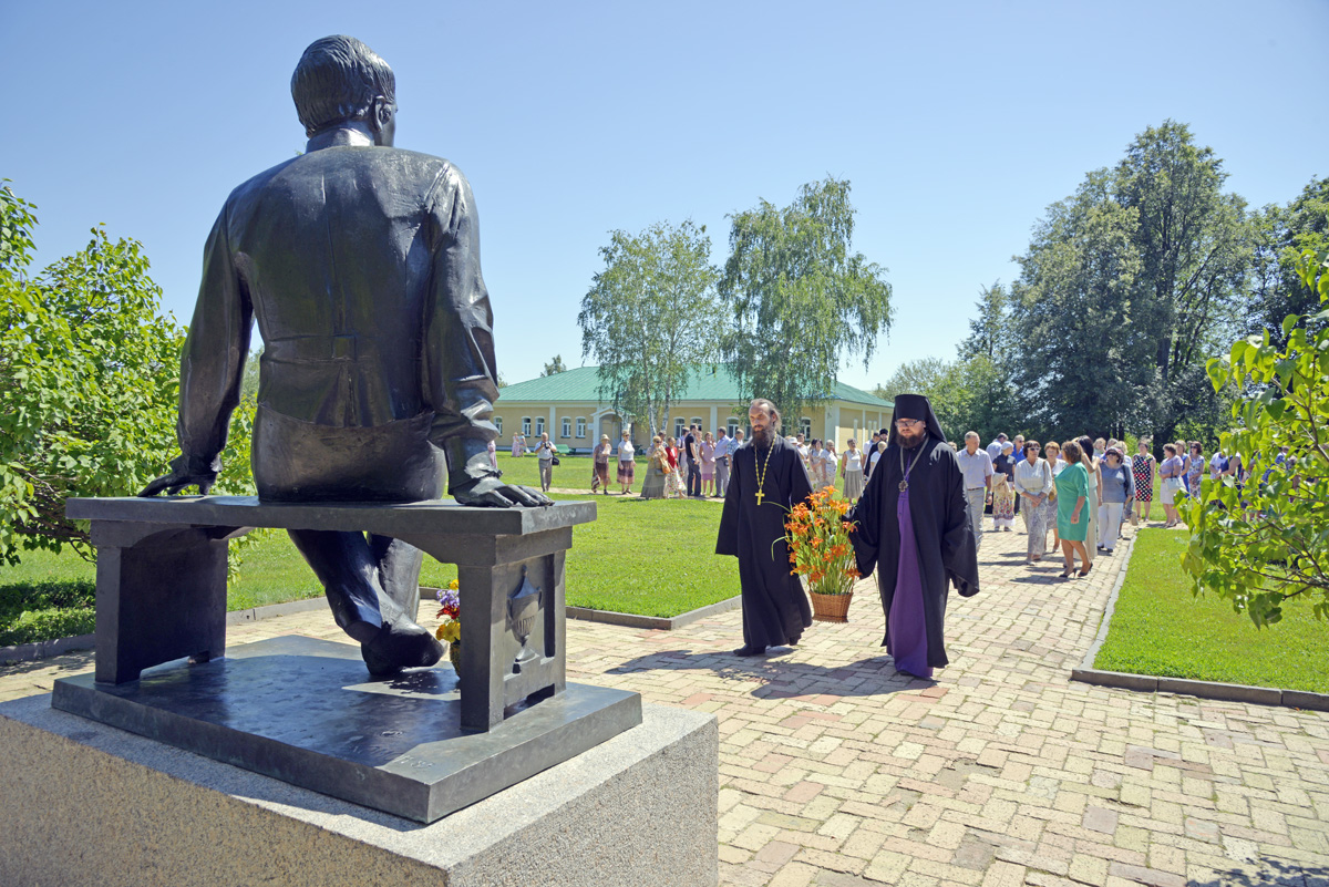 Возложение цветов к памятнику М.Ю. Лермонтова