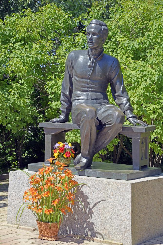 Памятник М.Ю. Лермонтову в "Тарханах"