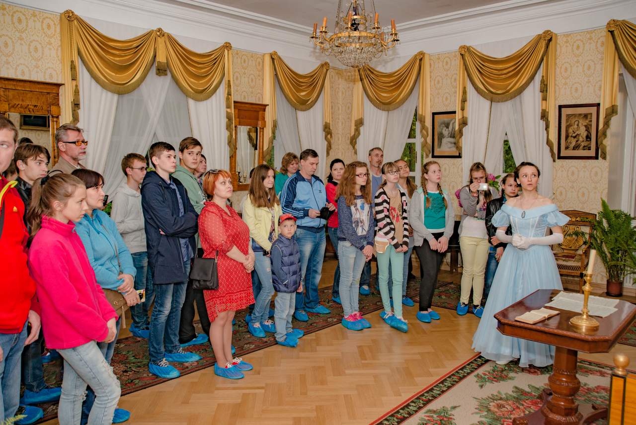 Акция «Ночь музеев» в «Тарханах». Экскурсия по барскому дому. Экскурсовод Федорова М.