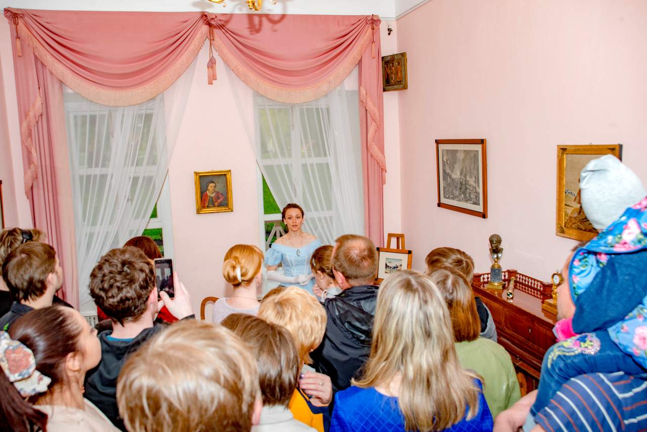 Акция «Ночь музеев» в «Тарханах». Экскурсия по барскому дому. Экскурсовод Федорова М.
