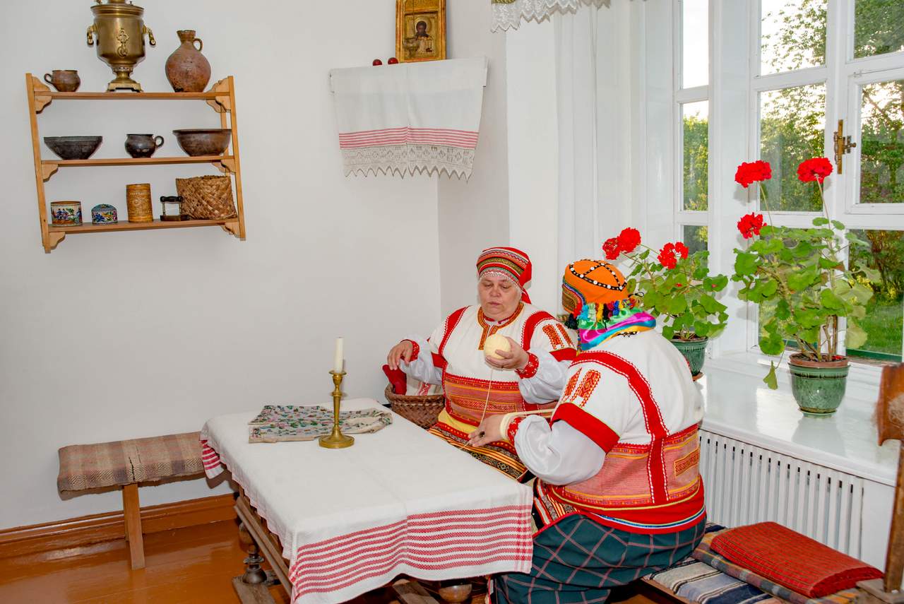 Акция «Ночь музеев» в «Тарханах». Участницы фольклорного коллектива  музея Айкашева В.  и Ксенафонтова И. 