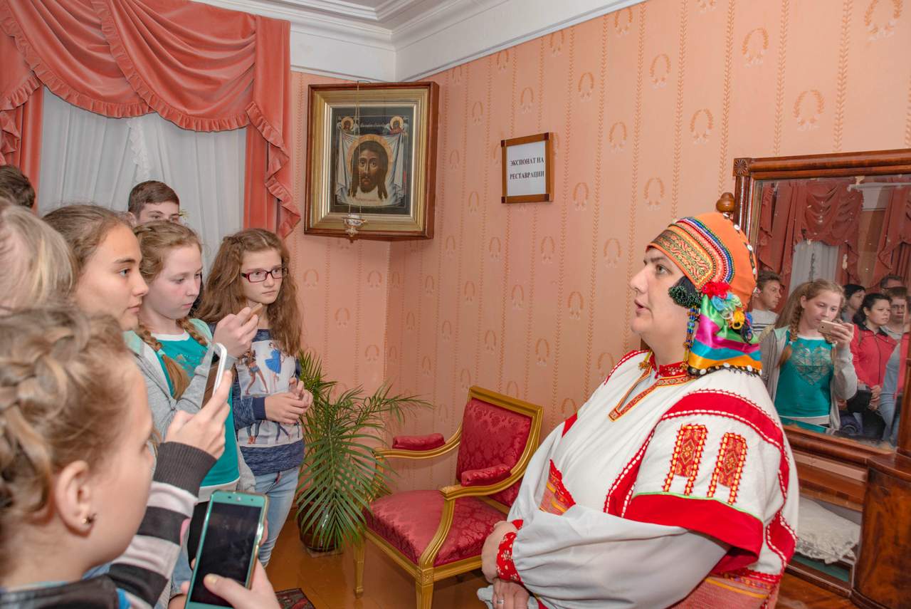 Акция «Ночь музеев» в «Тарханах». Участница фольклорного коллектива Айкашева В.
