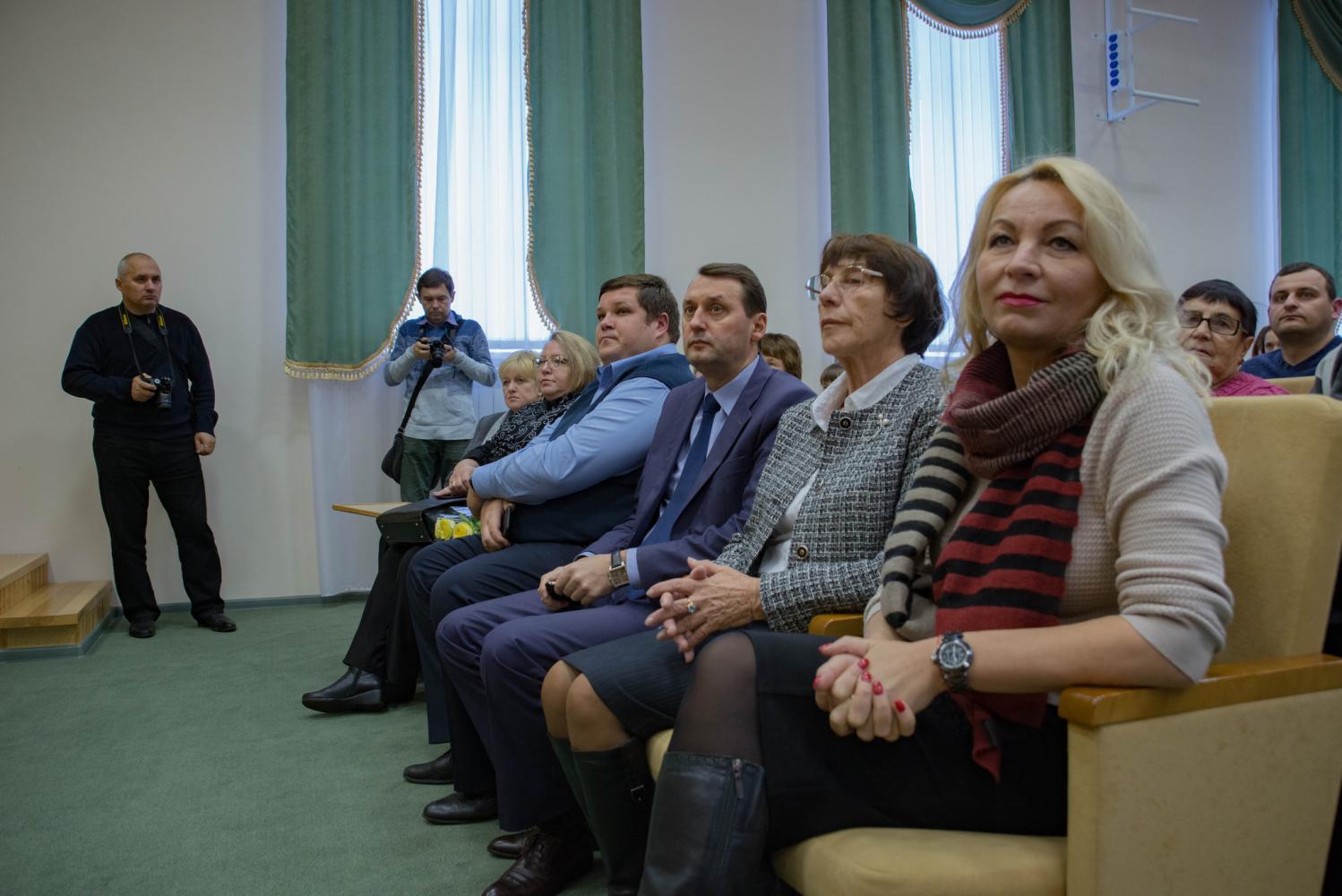 Директор музея Т.М. Мельникова с почетными гостями вечера и зрителями в музейно-просветительском центре музея