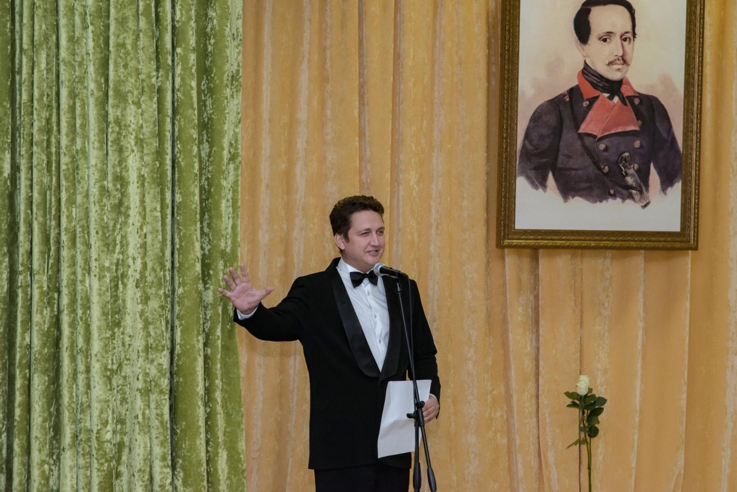 Павел Тачков с живым и экспрессивным чтением стихотворения М.Ю. Лермонтова «Как часто, пестрою толпою окружен…»