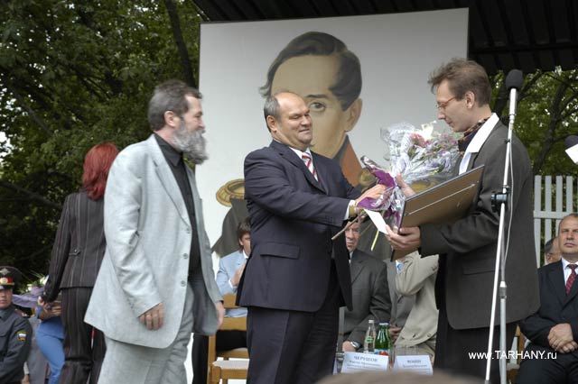 В.К. Бочкарев вручает литературную премию за 2006 год Р. Рябову.jpg