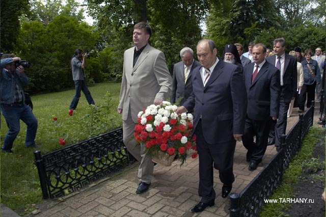 Возложение цветов. На переднем плане Полномочный представитель Президента РФ в ПФО А.В. Коновалов, губернатор Пензенской области В.К. Бочкарев