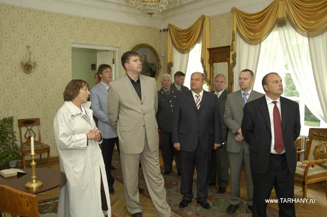 Осмотр экспозиции барского дома. Т.М. Мельникова, А.В. Коновалов, В.К. Бочкарев, В.Фомин (главный федеральный инспектор по Пензенской области)