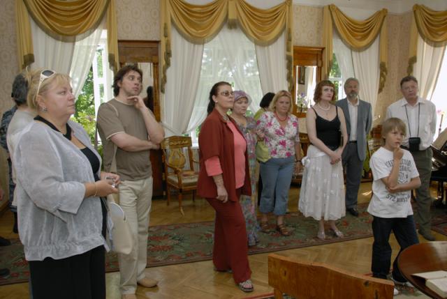 Гости праздника в зале Барского дома.jpg