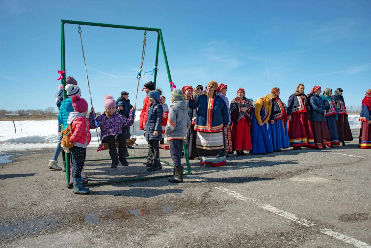 Пасха в «Тарханах» c с песнями, хороводами, частушками и катанием на качелях