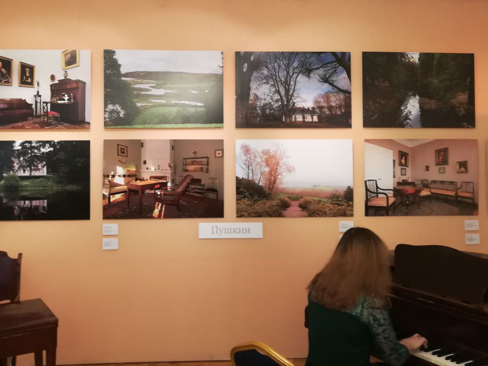 Фотография с открытия выставки в Толстовском центре на Пятницкой,  посвященной писателям, жившим в ХVIII – ХХ веках, от Державина до Шолохова
