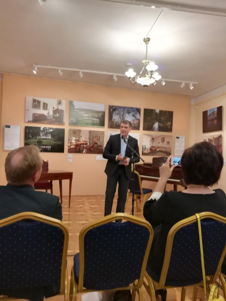 Фотография с открытия выставки в Толстовском центре на Пятницкой,  посвященной писателям, жившим в ХVIII – ХХ веках, от Державина до Шолохова