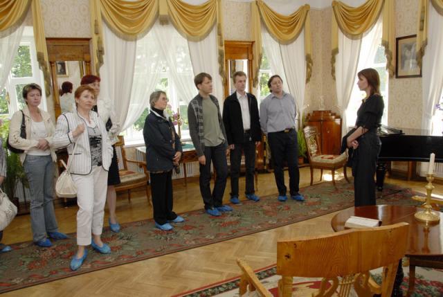 Гости праздника в зале Барского дома.jpg