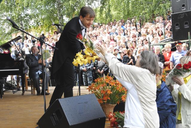 О. Погудин на сцене Зеленого театра.jpg