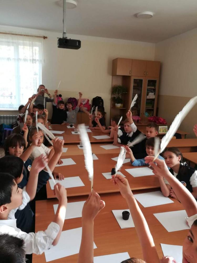 Научный сотрудник музея Федорова М. проводит занятия со школьниками.