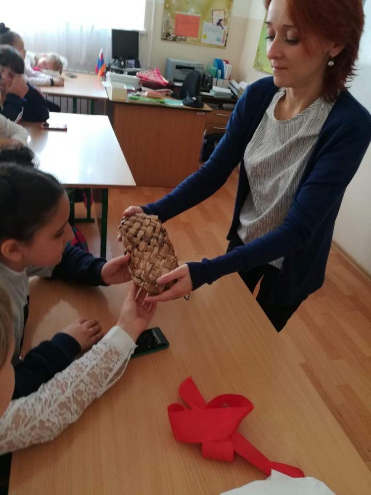 Научный сотрудник музея Федорова М. на мастер-классе с детьми.