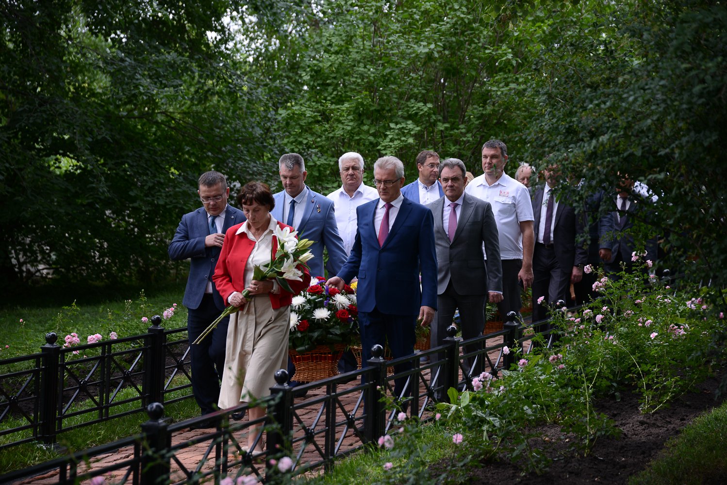 Возложение цветов на  могилу М.Ю. Лермонтова. Фото: А. Семенов