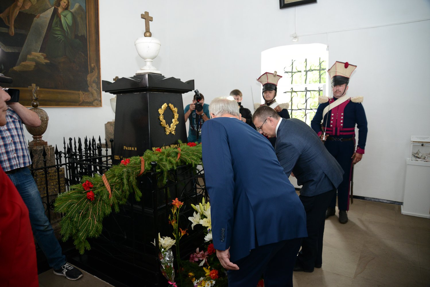Возложение цветов на  могилу М.Ю. Лермонтова. Фото: А. Семенов