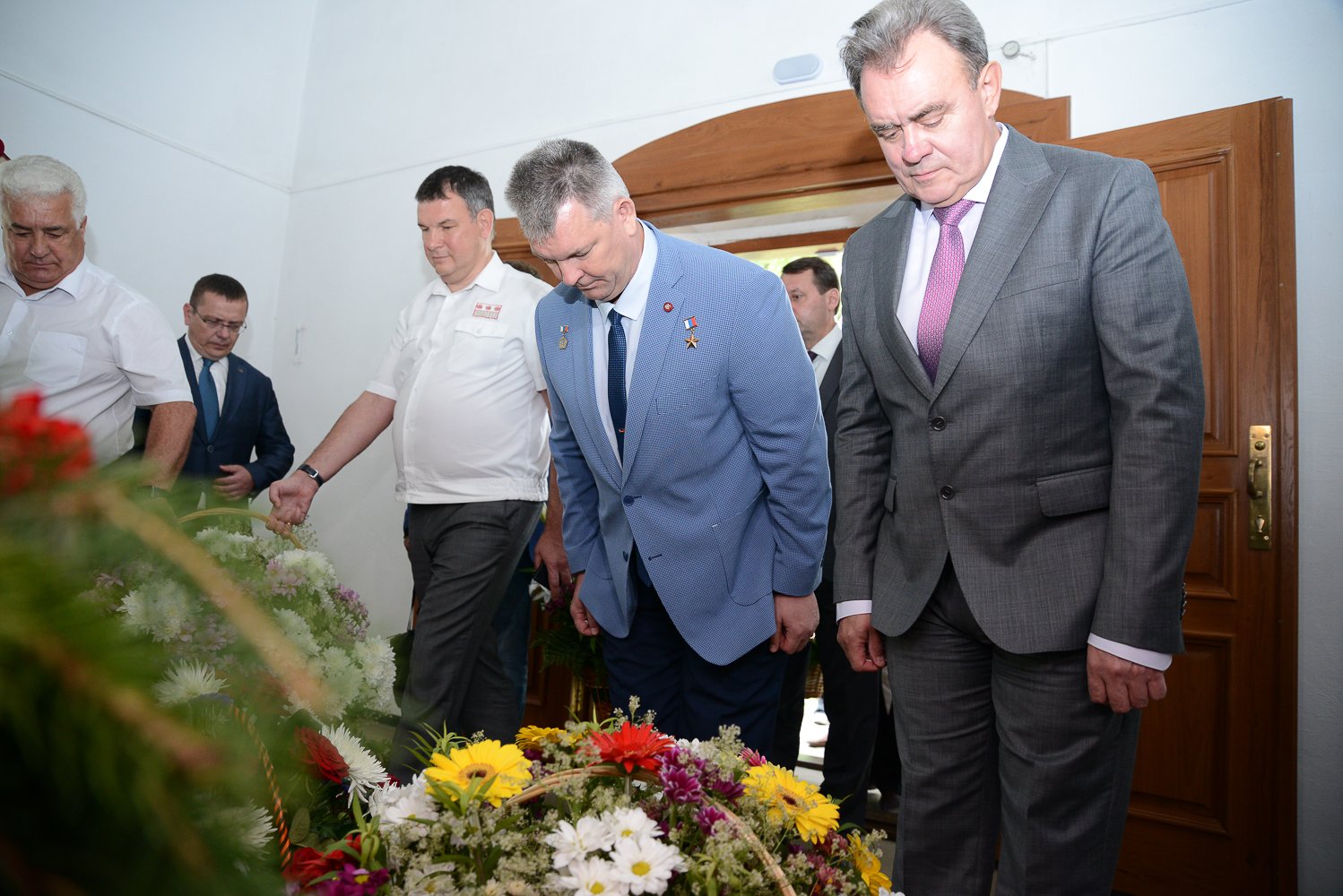 Возложение цветов на  могилу М.Ю. Лермонтова. Фото: А. Семенов