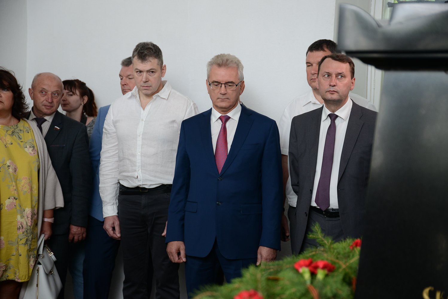 Возложение цветов на  могилу М.Ю. Лермонтова. Фото: А. Семенов