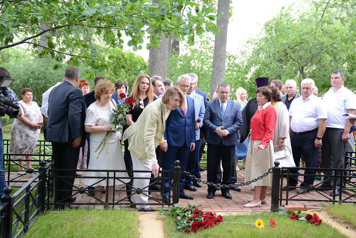Возложение цветов на  могилу М.Ю. Лермонтова. Фото: А. Семенов